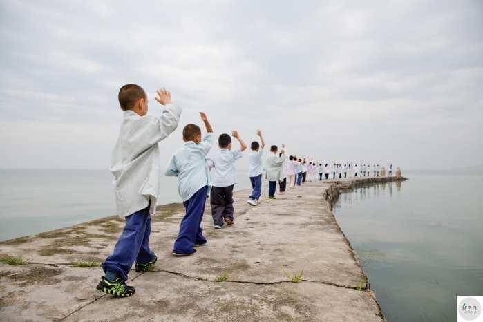 苏州太湖边有一群孩子“不上学”，每天着汉服、练武术、只读经典