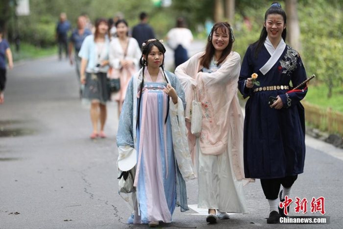 百名汉服爱好者齐聚南京莫愁湖 让“七夕”回归传统浪漫