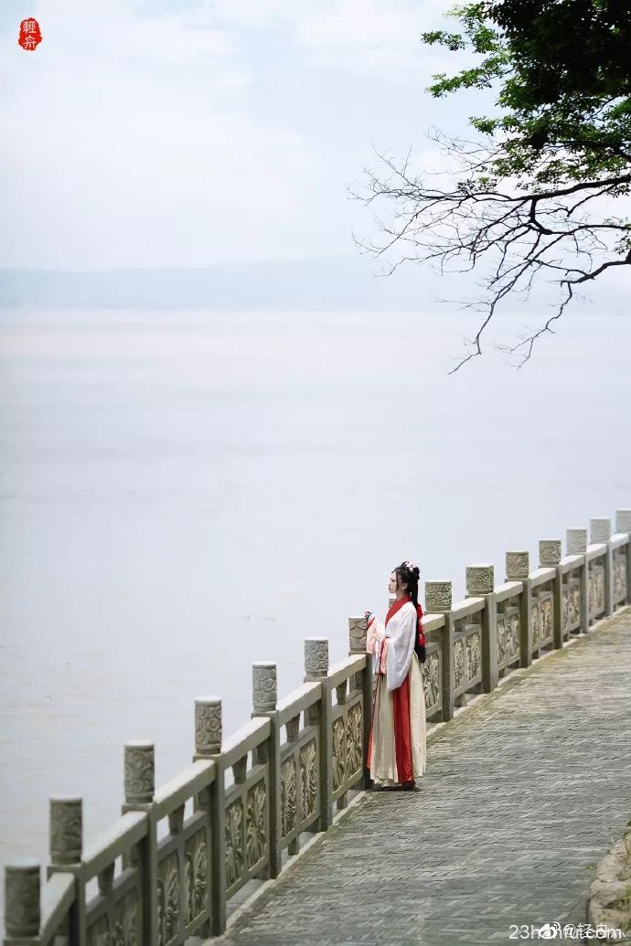 【汉服美景】十里荷塘，烟雨影涟涟