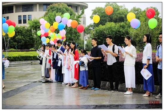 在大学，读《大学》——书香湖北·文化中国第一场“着汉服·放飞经典”在汉举行