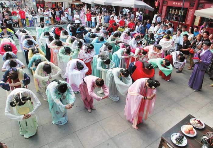 百余位汉服爱好者七夕节祭拜织女