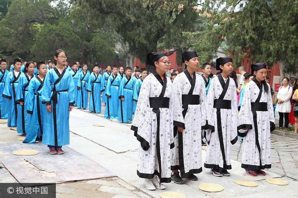 北京小学生着汉服在孔庙举行毕业典礼