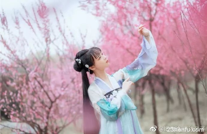 【汉服美图】碧凝香雾笼清晓