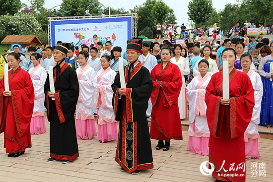 郑州绿博园百服节 百名大学生穿汉服祭拜屈原