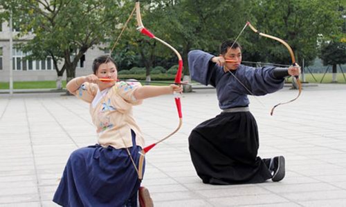 南溪中学生着汉服走秀 传承传统文化