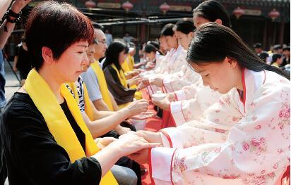 郑州小学生办古制成童礼 着汉服跪拜父母