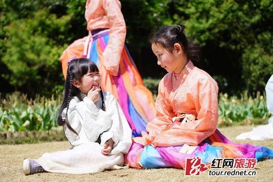 太好玩：湖南家长携幼子穿汉服还原古代清明节