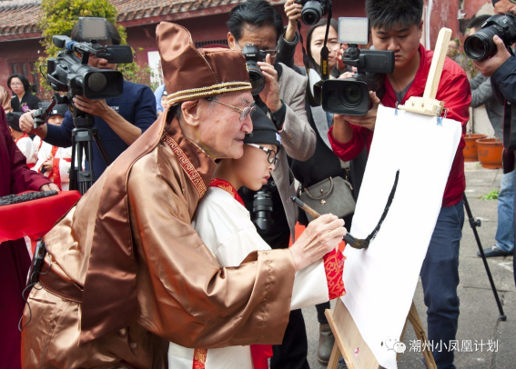 潮州市举行穿汉服拜孔子诵经典 学童重现古时开笔礼