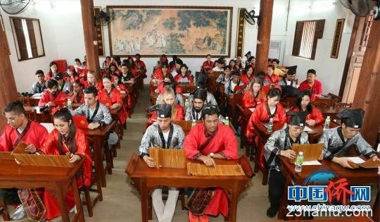 着汉服齐吟诵 海南师大留学生亲身体验中华文化