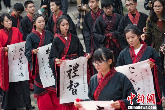 南京大学生着汉服行“冠（笄）礼”