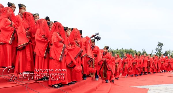 毕节百对新人在大方县举行汉服集体婚礼