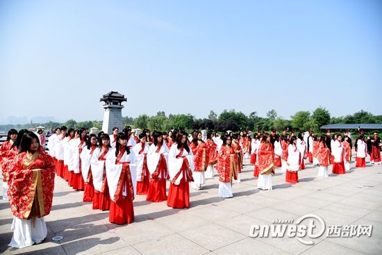 百名香港大学生西安穿汉服习礼仪 感受传统文化