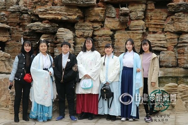 重拾传统节日 兰州大学生着汉服赴花朝节活动