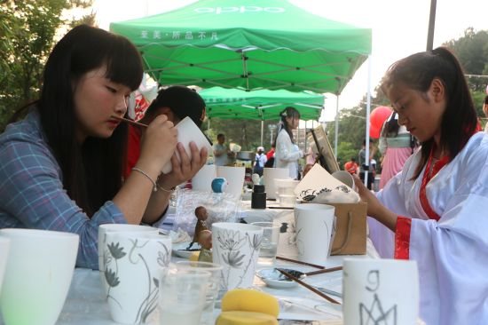 景德镇陶瓷大学：大学生在校园里着汉服逛“庙会”