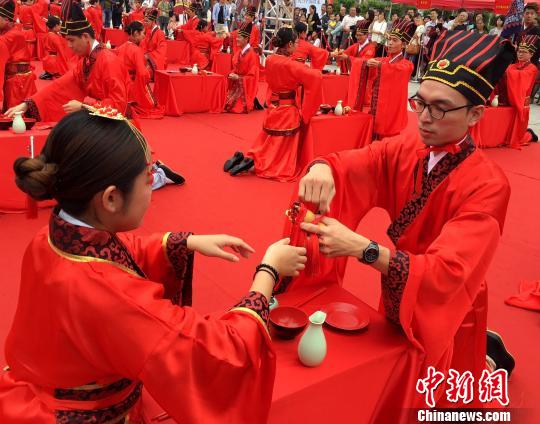 两岸新人厦门举行汉服集体婚礼