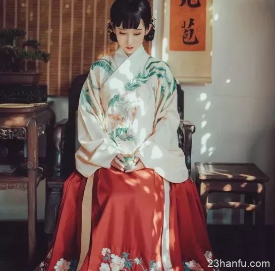 喜欢汉服的女生，男朋友如何挑选汉服送给她？