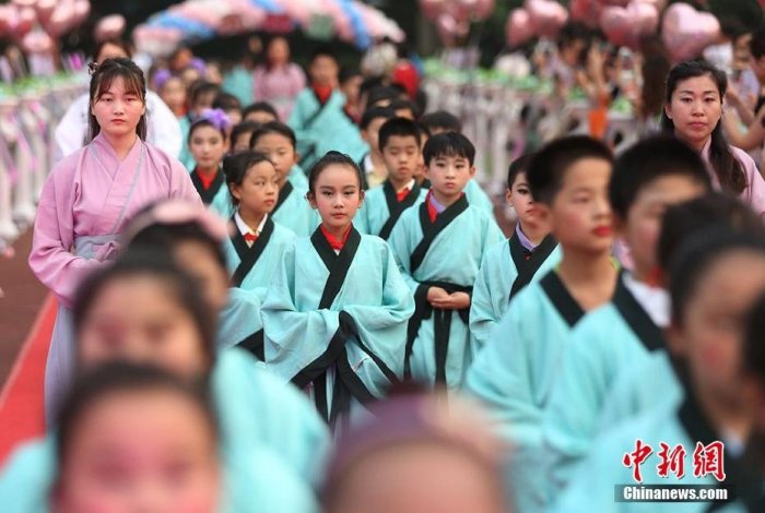 南京汉服“小学子”十岁生日行古礼感恩父母和老师