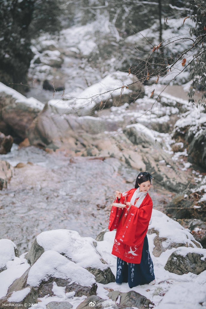 旧岁采得枝头细雪，今朝飘落胭脂梨叶