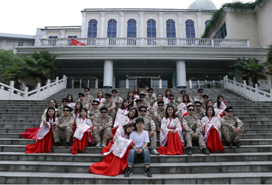 湖北商贸学院最美毕业照：当汉服遭遇宋仲基