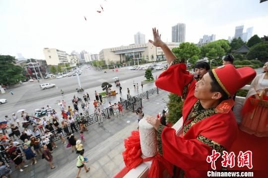 长沙湘绣美人穿汉服做女红 体验传统七夕文化