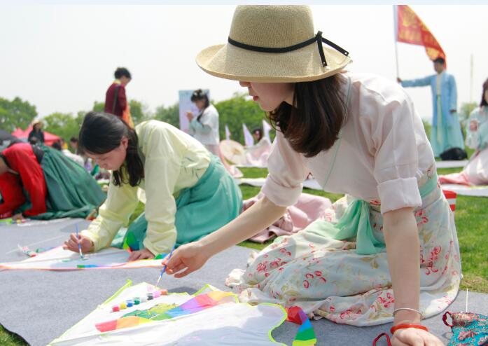 穿汉服放“纸鸢”、选拔“花朝小仙子”，杭州有片花海透着诗情画意