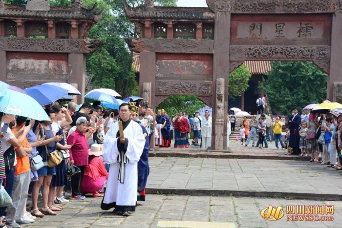 端午节德阳数十名汉服爱好者举行祭祀活动