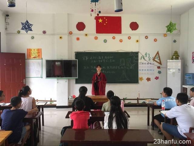 武汉一高校大学生创意支教 身穿汉服走进课堂讲解传统文化