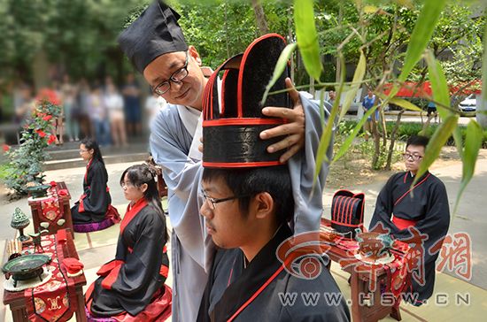 汉服社成人礼走进西大 大学女生结髻插簪