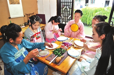 苏州学生体验原味七夕 穿汉服学女红