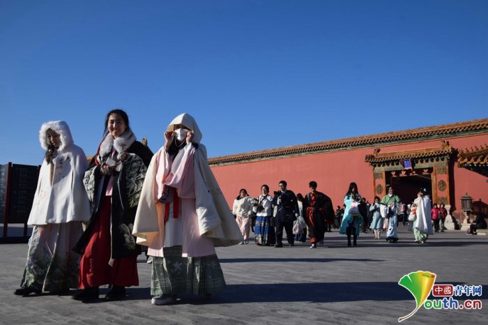 街头现汉服出行 青春少女玩转“民族风”