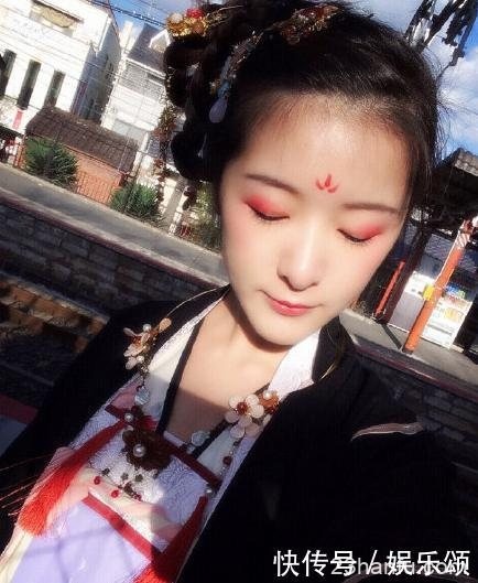 她用女儿身骗了观众十年，穿汉服游日本惹争议，一席话让网友怒赞