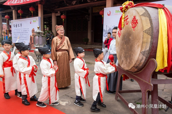 潮州市举行穿汉服拜孔子诵经典 学童重现古时开笔礼