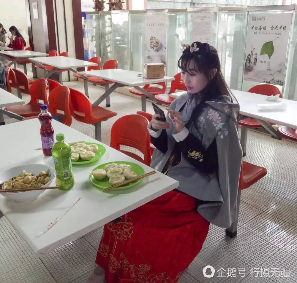 大学食堂百余人身着汉服同时用餐