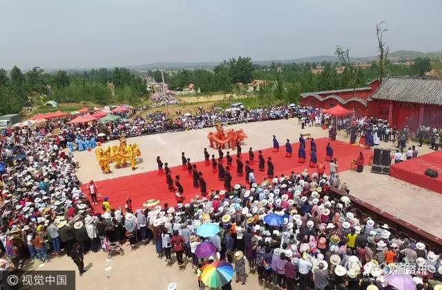 日照农民穿汉服进行“迎龙祭天”仪式