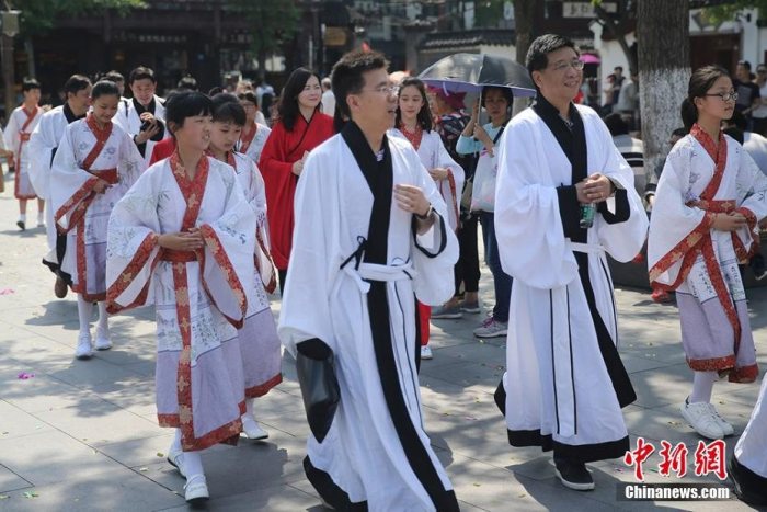 包粽子穿汉服......南京大量社区组织活动迎端午