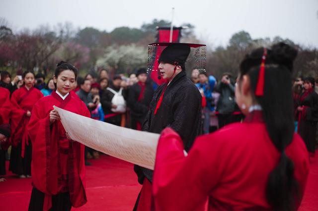 游客惊赞汉服好美 东湖梅园“汉礼祈福”迎新盛典受追捧