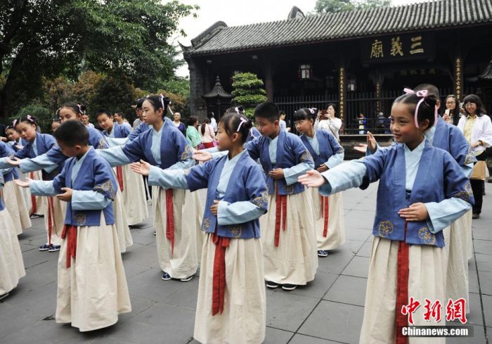 中秋佳节成都学童着汉服推广传统文化