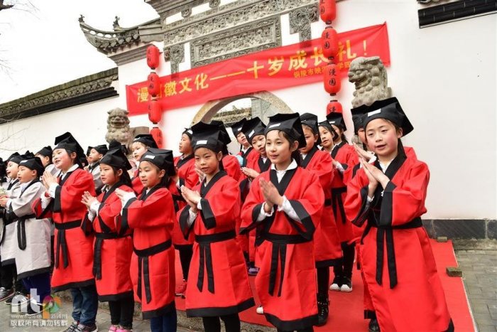 百名学生清水净手肃容正衣身着汉服习汉礼