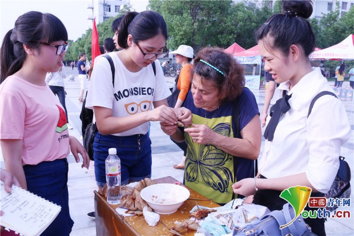 大学生这样过端午：着汉服包粽子 祭屈原做公益