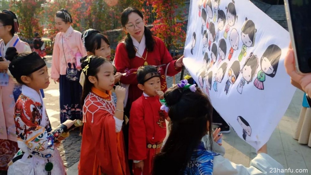 【活动返图】六旬“奶奶团”与豆蔻少女同着汉服现身礼乐大会