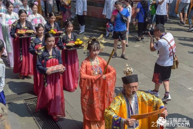 都江堰景区南桥广场上演了一场传统而庄重的活动——笄礼（古代女子成人礼）