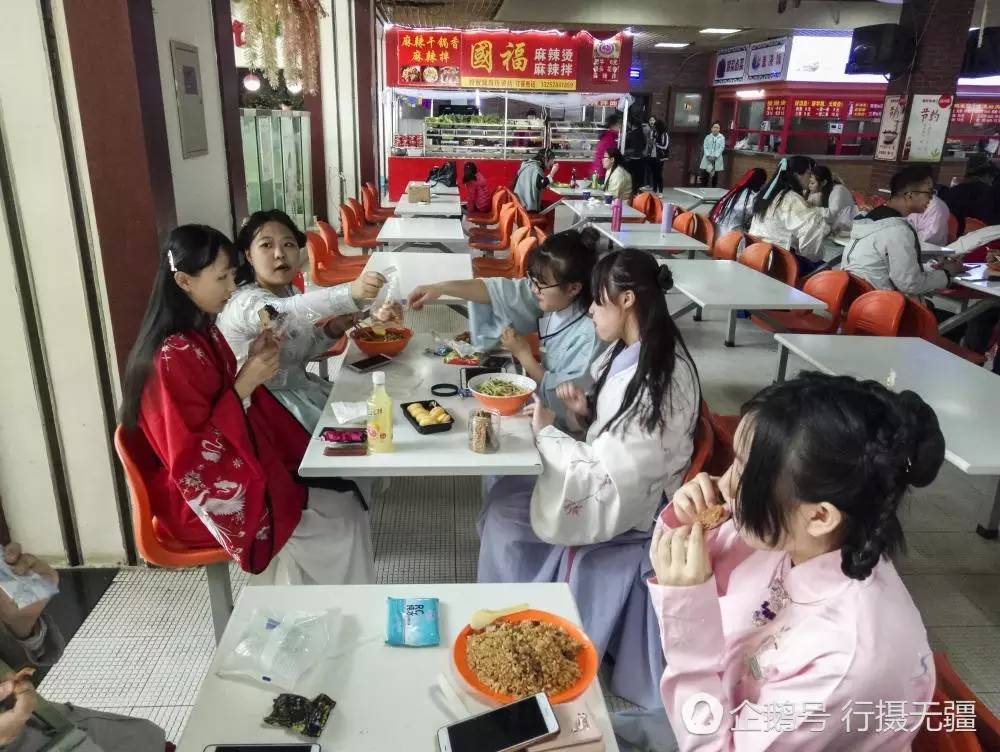 大学食堂百余人身着汉服同时用餐