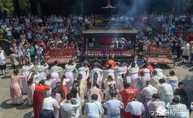 都江堰景区南桥广场上演了一场传统而庄重的活动——笄礼（古代女子成人礼）