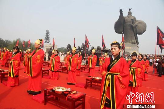 毕业季：我的毕业照我做主 下雨天和汉服更配