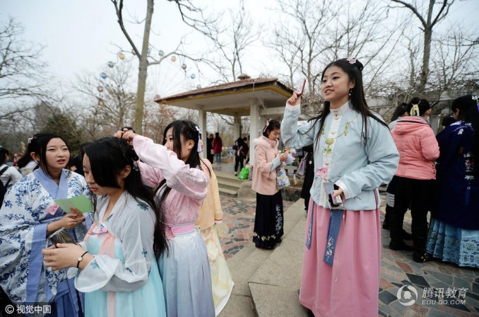 山东女大学生穿汉服赏花 优雅“穿越”