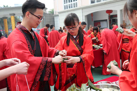 端午前夕 奥康百人身着汉服“粽”动员