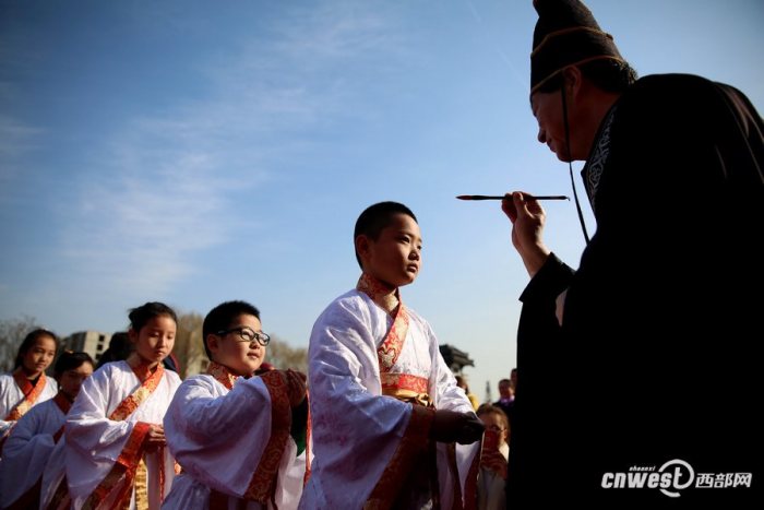 西安汉城湖举行传统汉服“开笔礼” 祈福开智迎新春