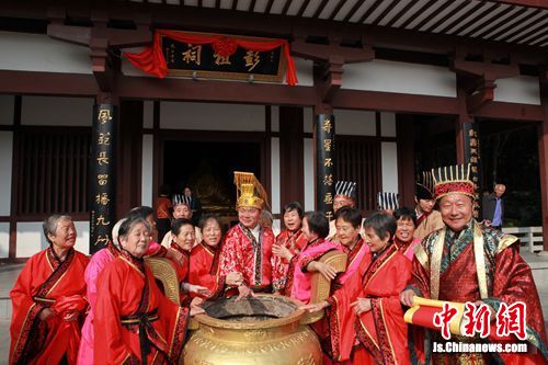 外地游人穿汉服祭拜彭祖