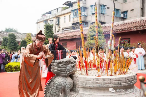 潮州市举行穿汉服拜孔子诵经典 学童重现古时开笔礼