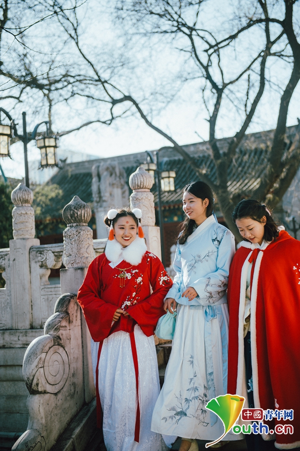 街头现汉服出行 青春少女玩转“民族风”